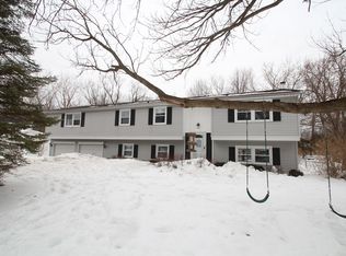 25 Cascade Dr, Penfield, NY 14526