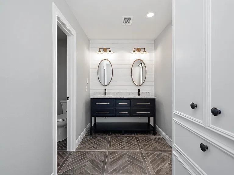 2470 Country Club Dr — Photo 19