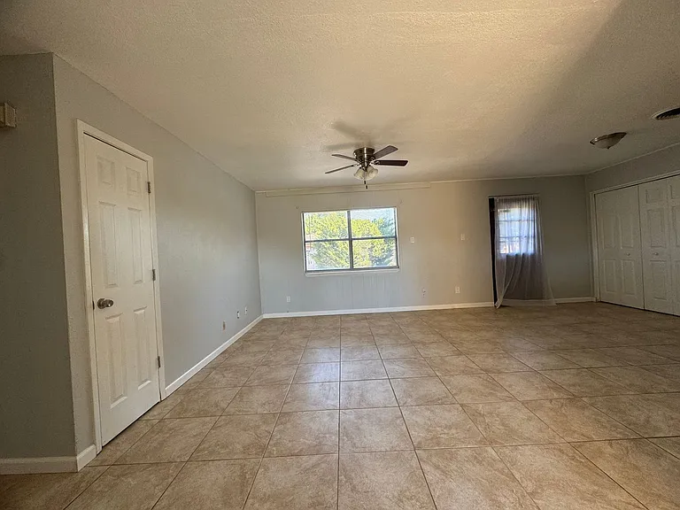 1211 Harvard Dr — Photo 2