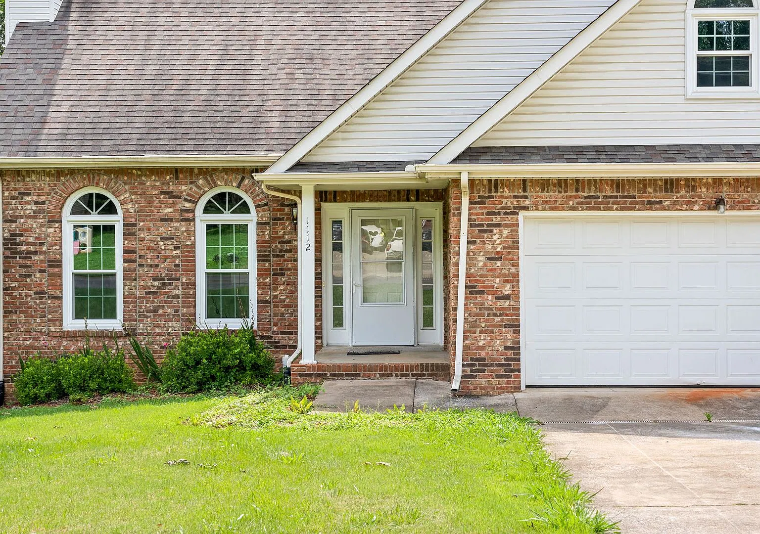 1112 Rosebrook Dr — Photo 2