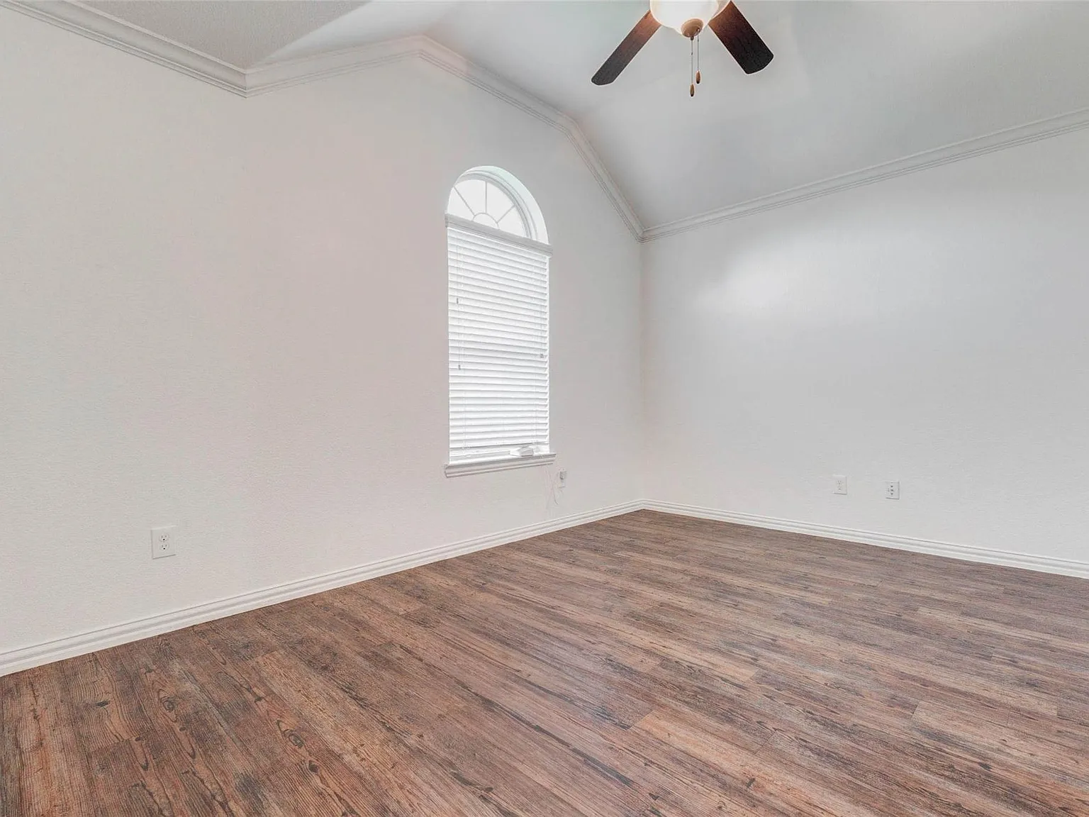 4 bed, 2.0 bath, 2095 sqft, $2,200 — Photo 3
