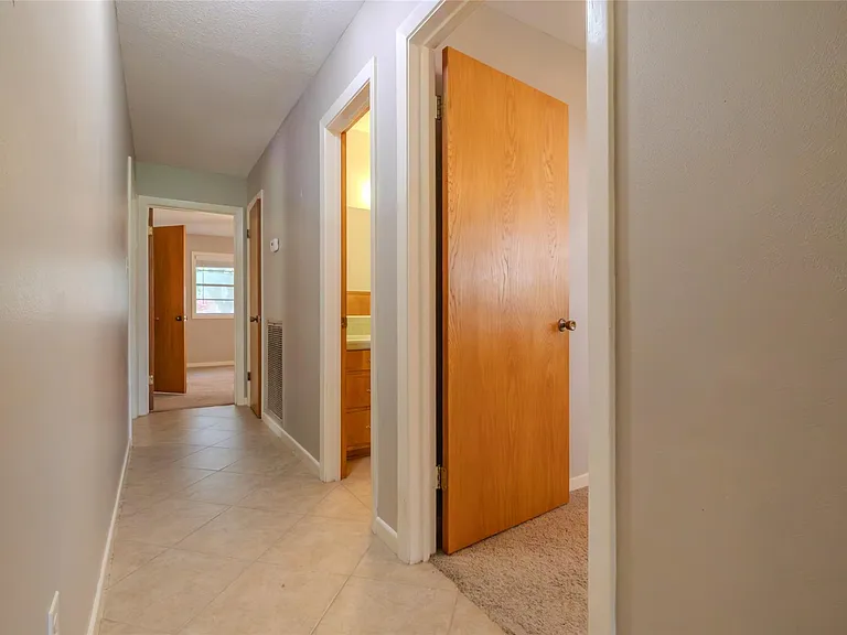 2308 Hillcrest Dr — Photo 10