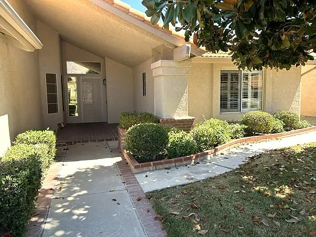 2800 Banyan Tree Ln — Photo 2