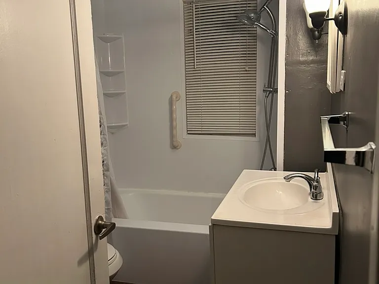 557 Emerson Dr — Photo 2