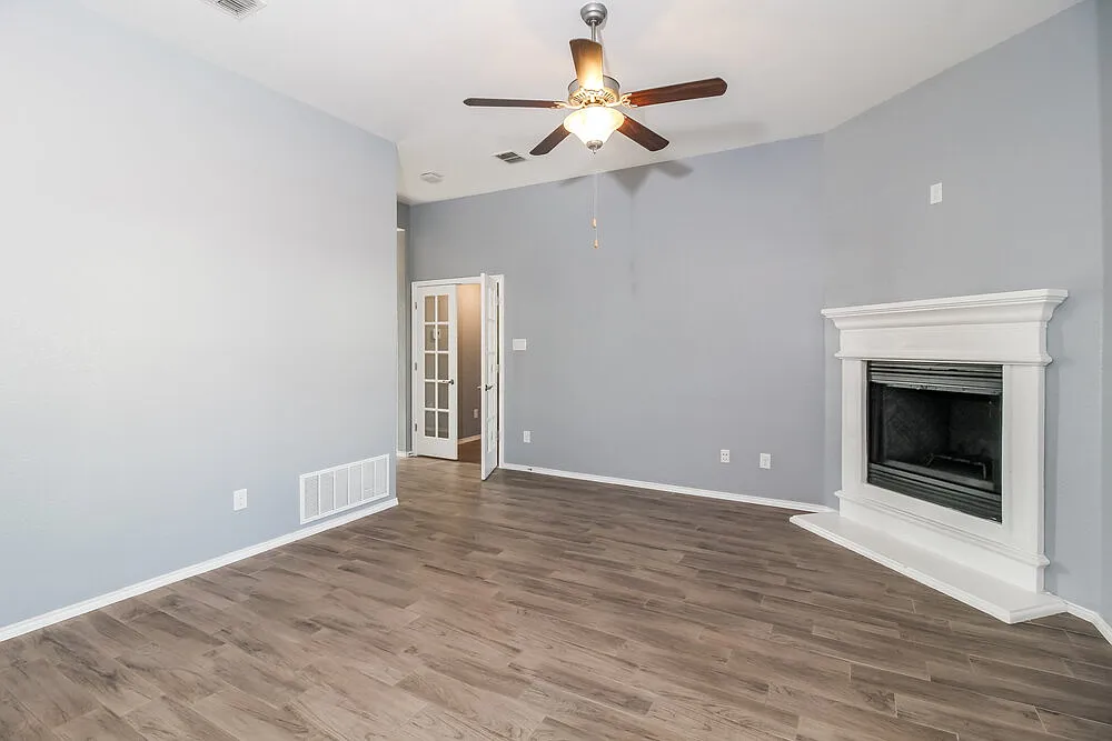 3 bed, 2.0 bath, 1545 sqft, $2,370 — Photo 4