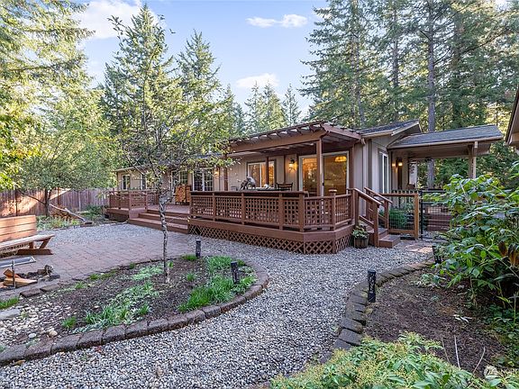 Firepit - hot tub pad - built in seating on deck>
