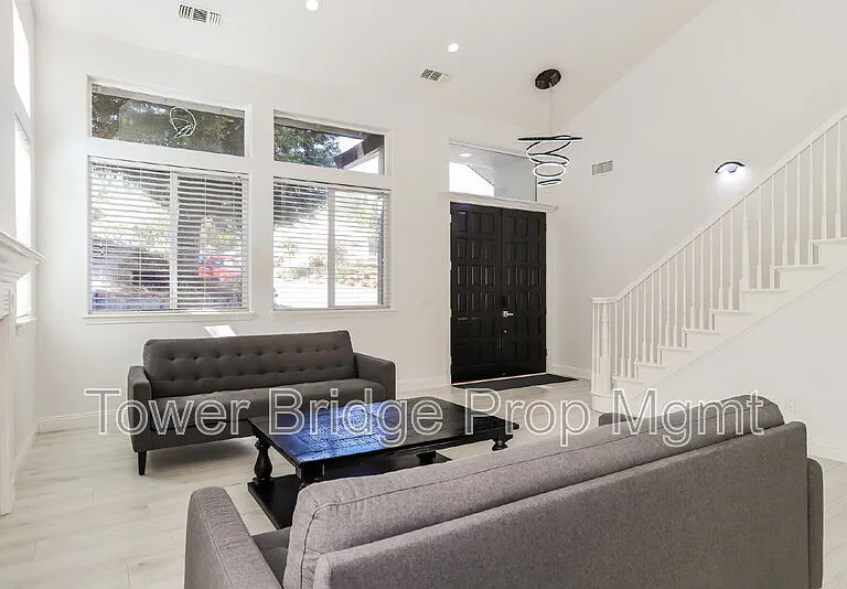 1518 Southridge Ct — Photo 3