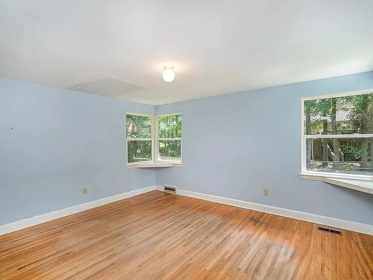 409 Edgewood Ct — Photo 16