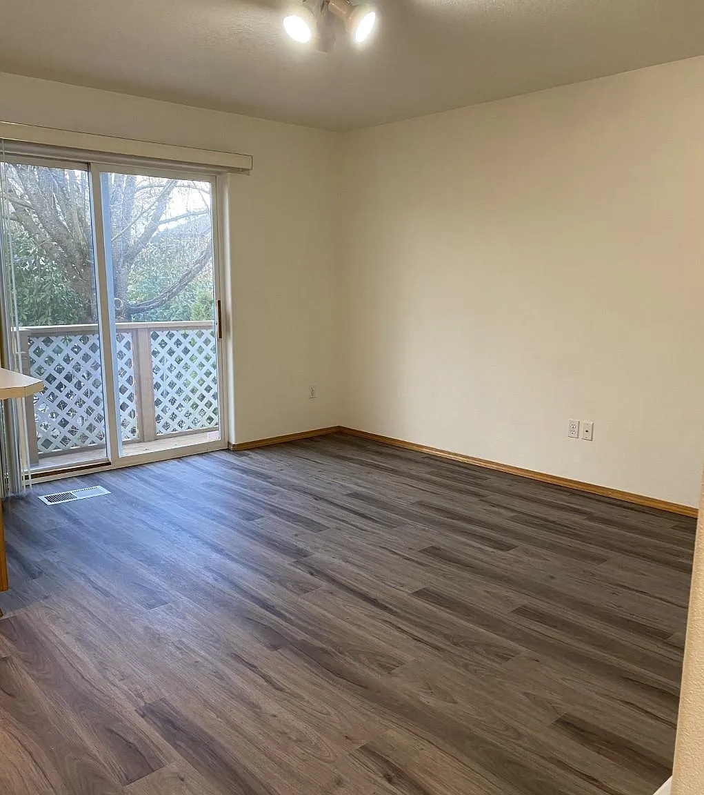 3 bed, 2.5 bath, 1304 sqft, $2,175 — Photo 4