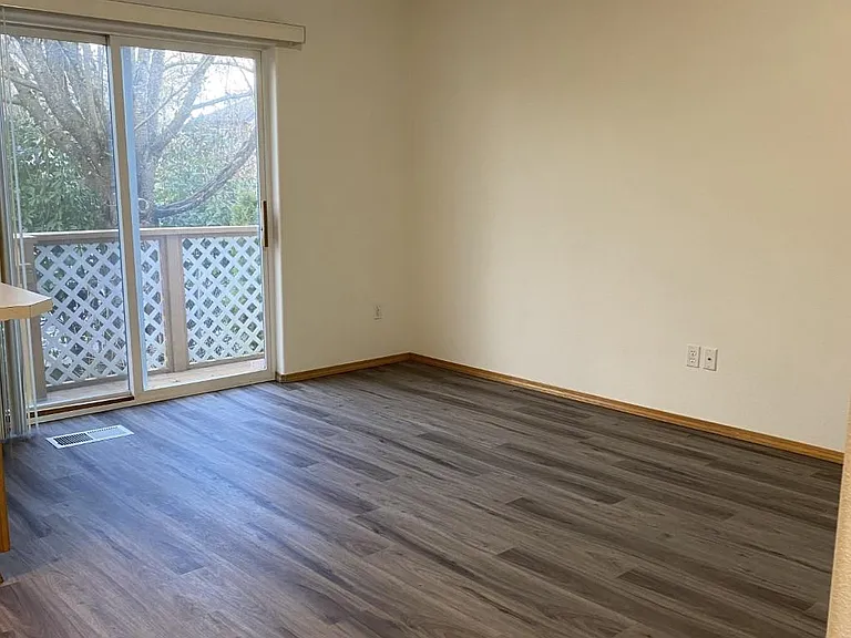 609 SE Paropa Pl — Photo 4