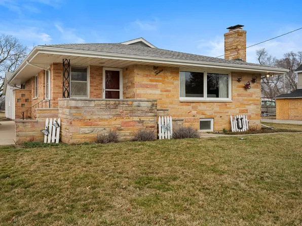 112 W Division St, Fisher, IL 61843