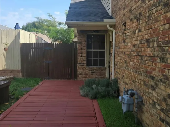 1402 Signet Dr, Euless, TX 76040