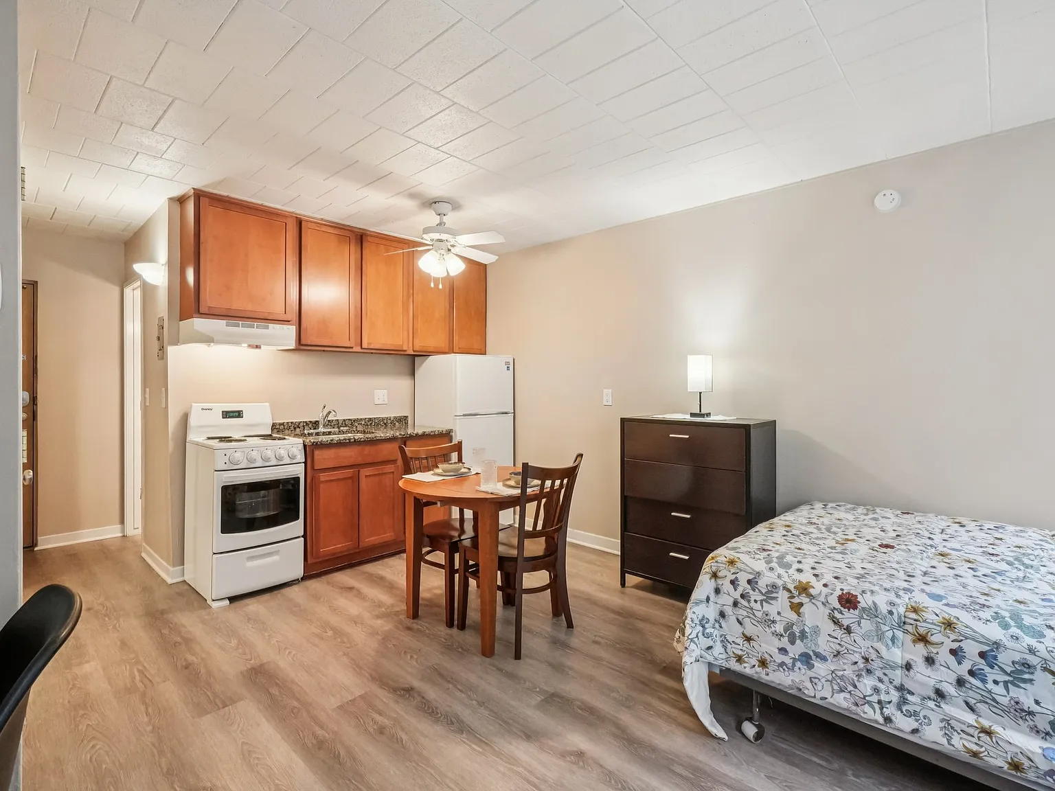 307 THOMPSON FURNISHED STUDIO APARTMENTS — Photo 2