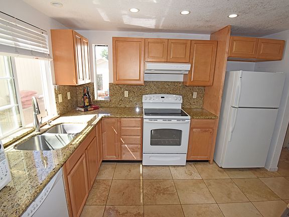 3rd image of 2207 Glenmount Dr