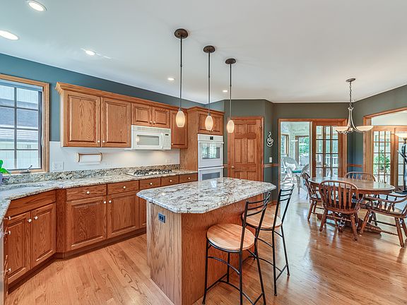 4th image of 740 Persimmon Dr