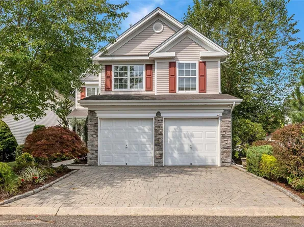 55 Madison Circle #55, Middle Island, NY 11953