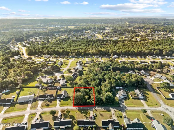 406 Foxtrace Lane, Hubert, NC 28539