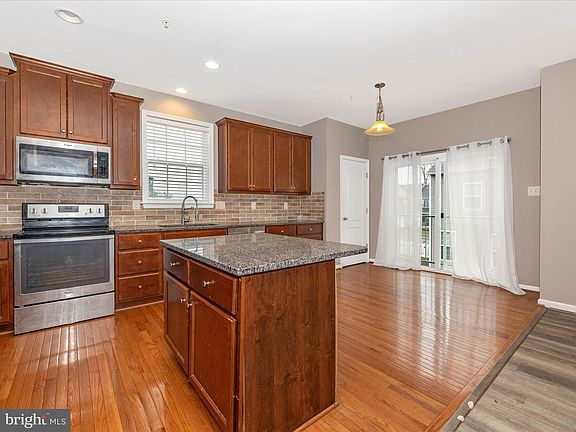 3rd image of 129 Stonecrest Cir