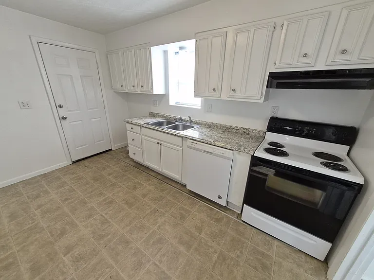 914 Chilton St #B — Photo 8
