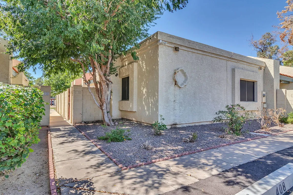 Building Photo - 8022 N 32nd Dr #1