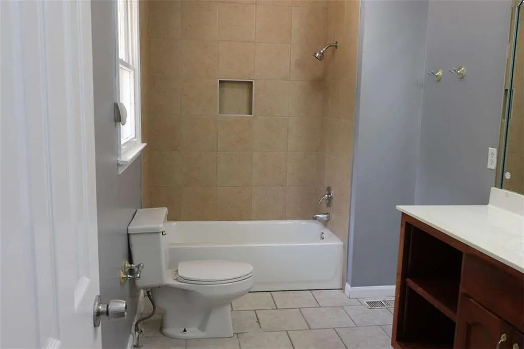 4 bed, 2.0 bath, 2062 sqft, $2,200 — Photo 3