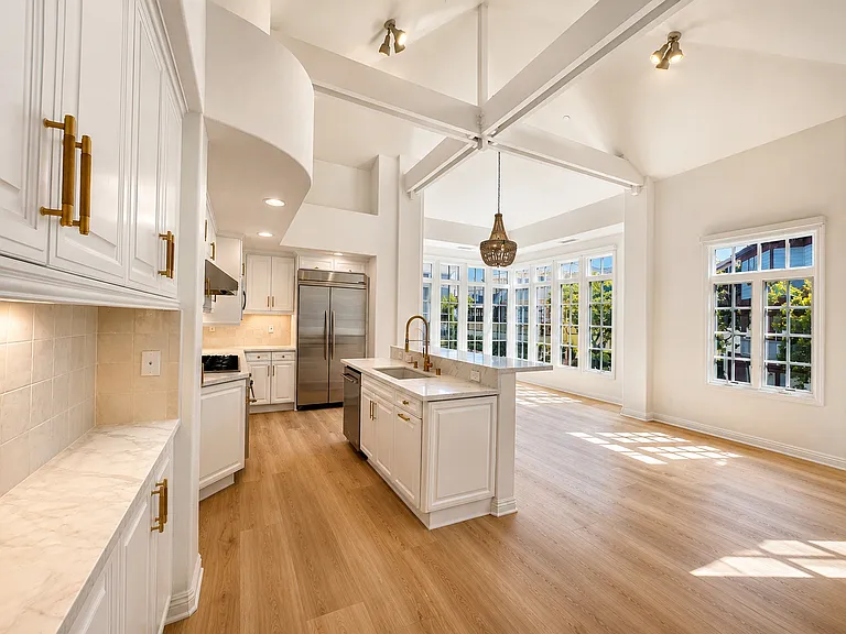 2545 Bungalow Pl — Photo 1