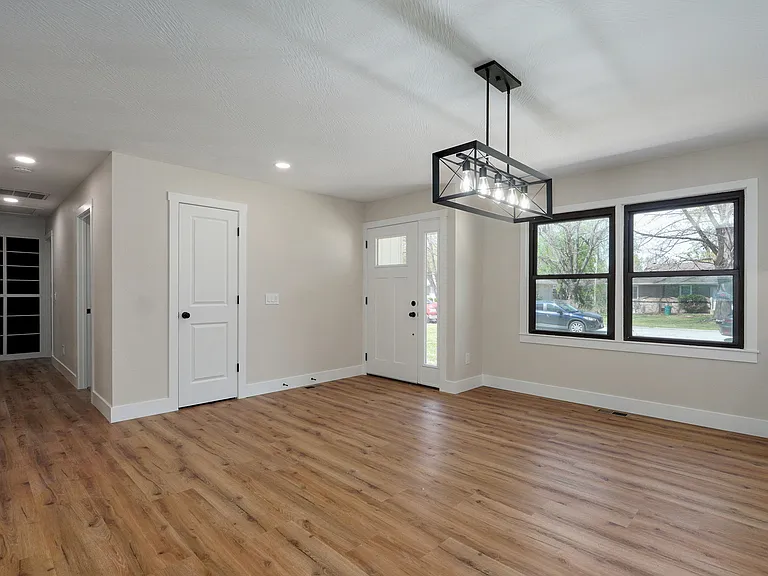 2558 W Village Ln — Photo 8