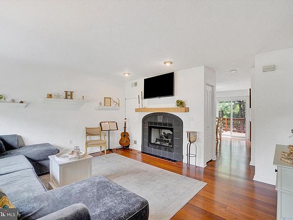 3rd image of 269 W Chestnut St Unit 3