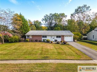 10 Tyndall Rd, Kendall Park, NJ 08824