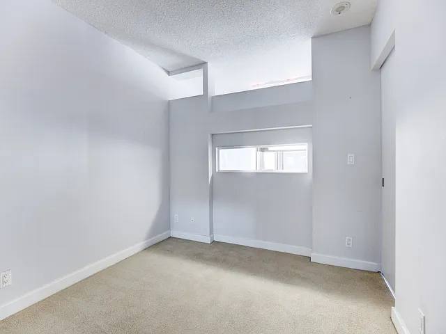 350 Wellington St W #M08 — Photo 16