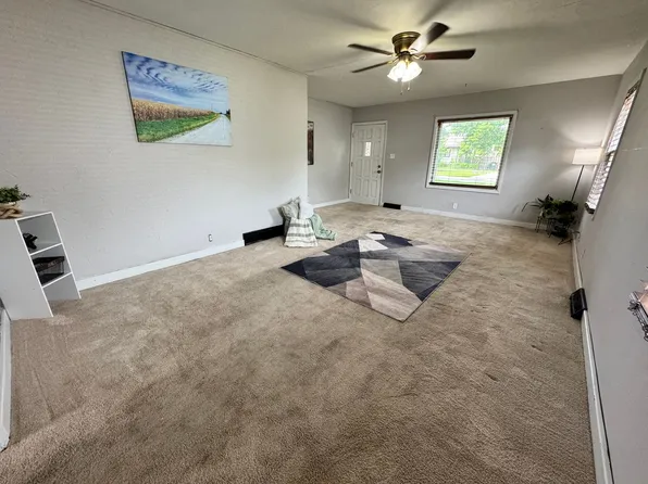 230 E Gilbert Dr, Elk Run Heights, IA 50707
