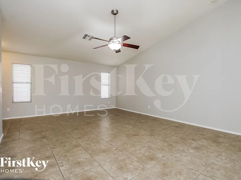 2968 E Silverbell Rd — Photo 2