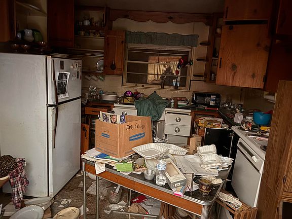 3rd image of 883 W Belleview Avenue