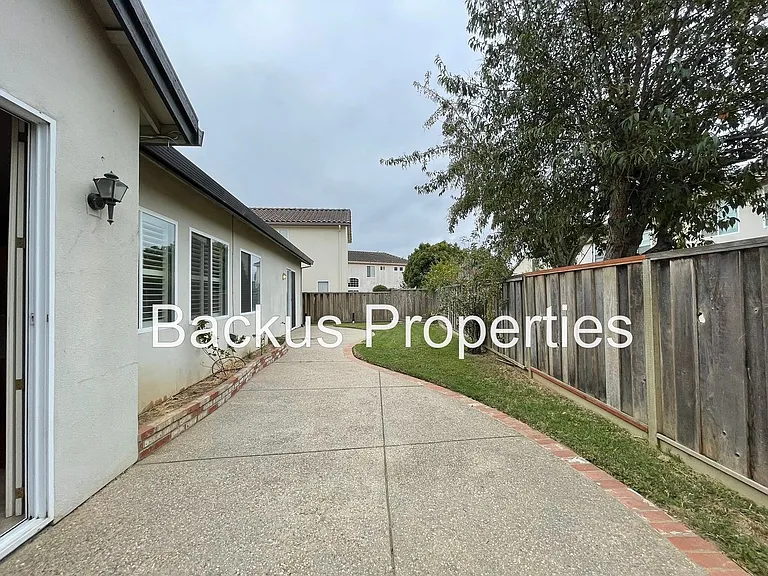 10 Elizabeth Cir — Photo 24