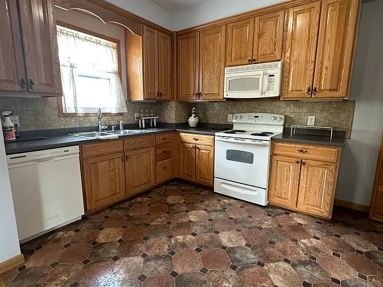 419 E Washington St — Photo 11