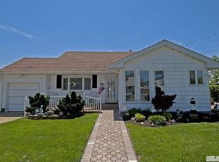63 W Hollywood Ave, Lindenhurst, NY 11757