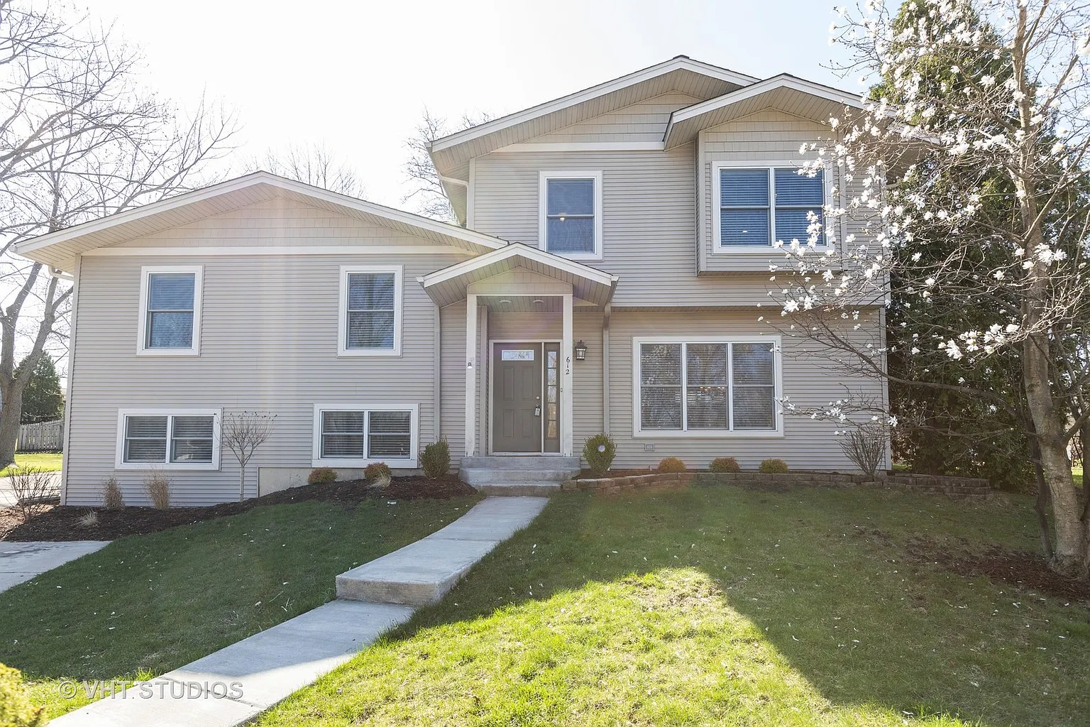 612 Crescent Dr photo 1
