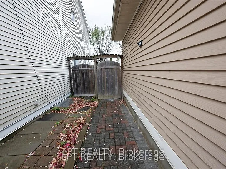 27 Rockcress Gdns — Photo 2