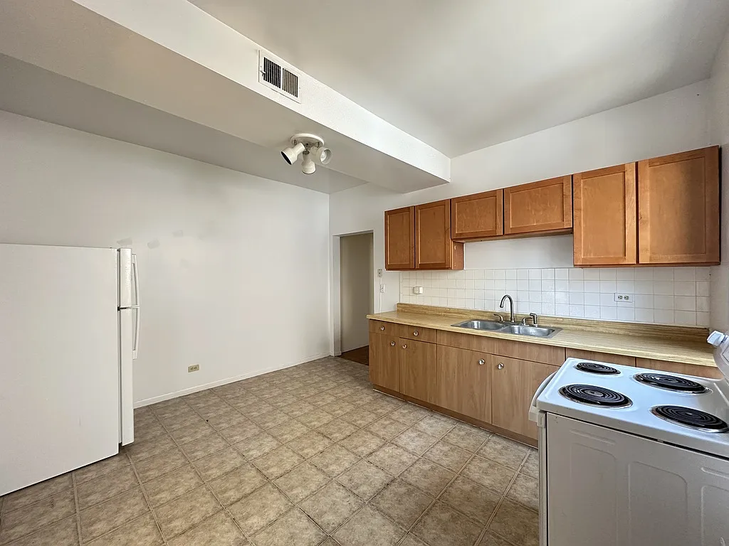 Awesome 2 Bed, 1 Bath at Medill + Fullerton (Logan Square) — Photo 4