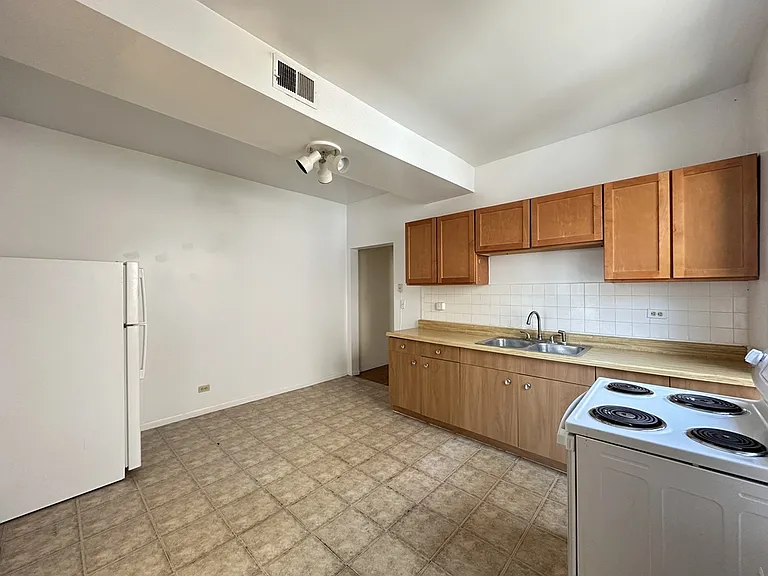 3147 W Medill Ave #4 — Photo 4