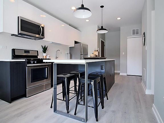 2nd image of 713 N Milwaukee Ave #201