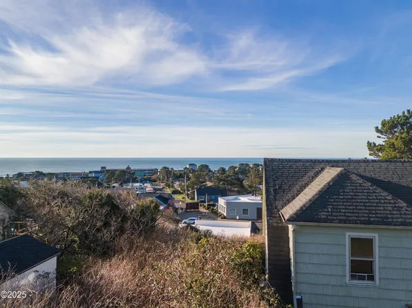 1747 NE Lee Pl, Lincoln City, OR 97367