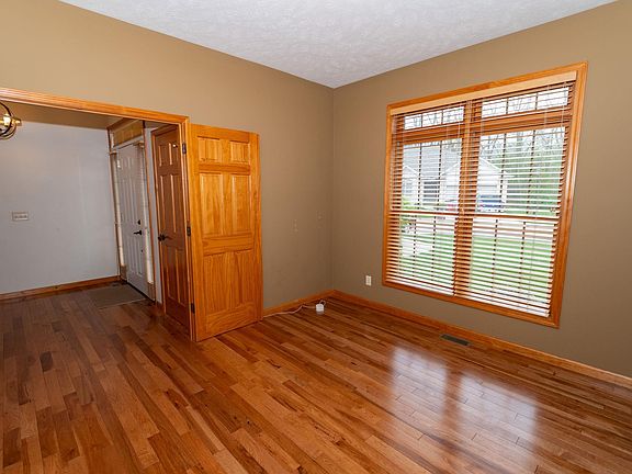 3rd image of 210 River Park Dr