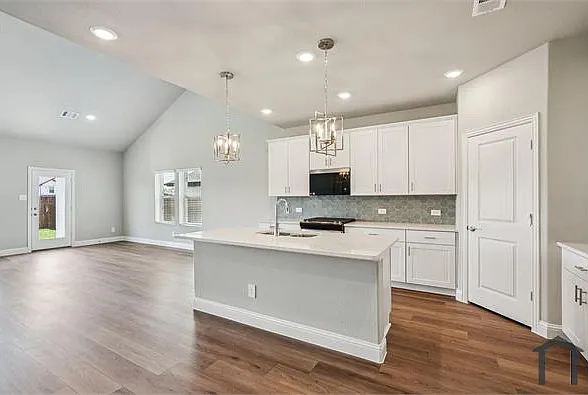 5 bed, 3060 sqft, $3,500 — Photo 4