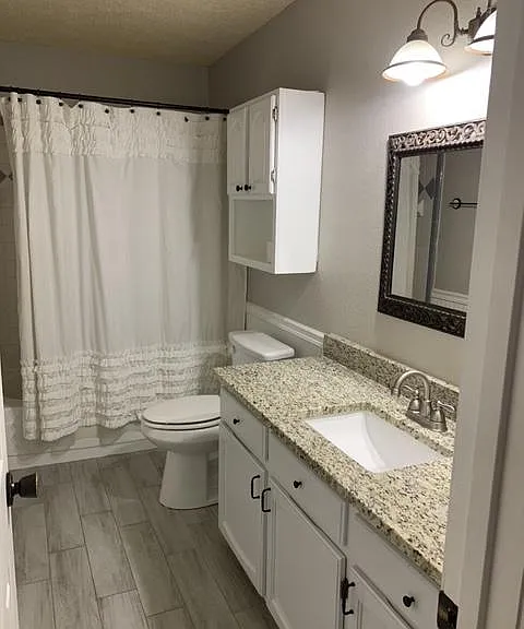 990 Camden Dr — Photo 13