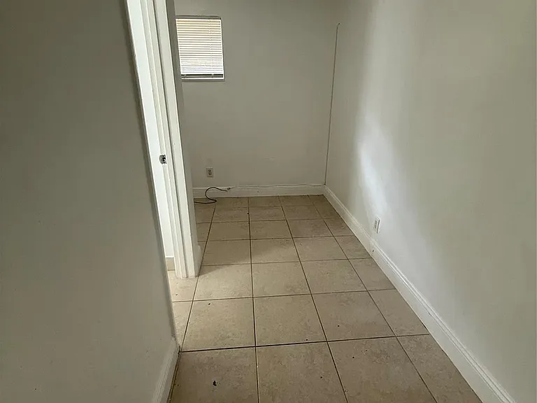 1139 NW 9th Ave — Photo 13