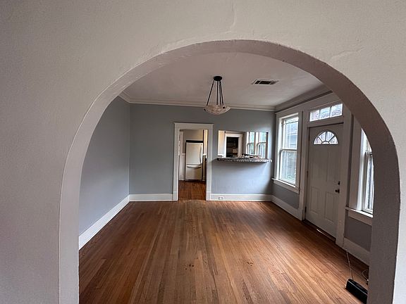 3rd image of 825 Maury St