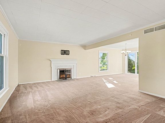 5th image of 900 E Maple St