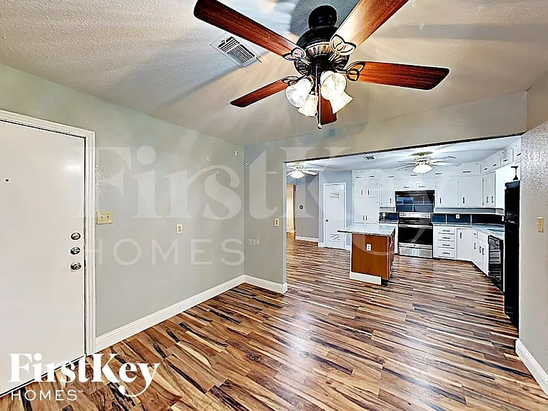 205 SW Moody St — Photo 7