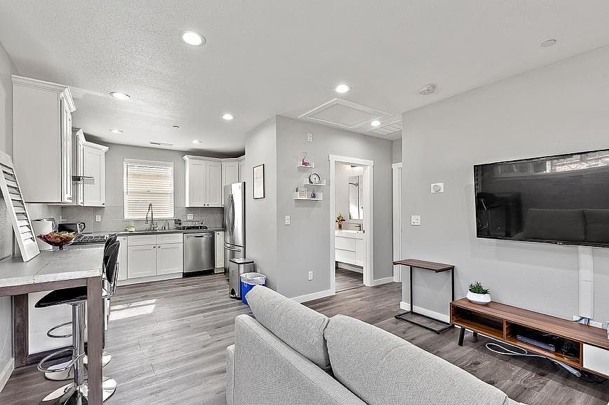 1st image of 285 Carmelita Dr